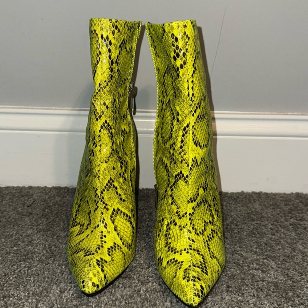 Super cute Snakeskin booties